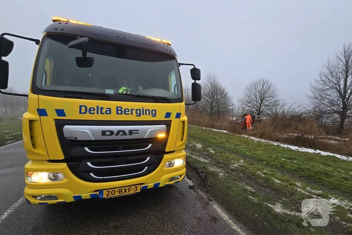 Automobilist raakt van de weg en komt op de kop tot stilstand