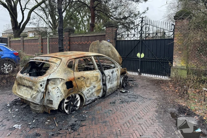 Uitgebrande auto staat al twee weken in woonwijk