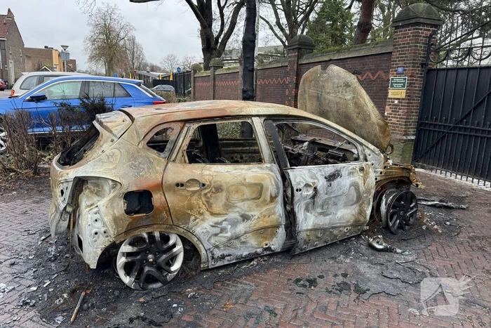 Uitgebrande auto staat al twee weken in woonwijk
