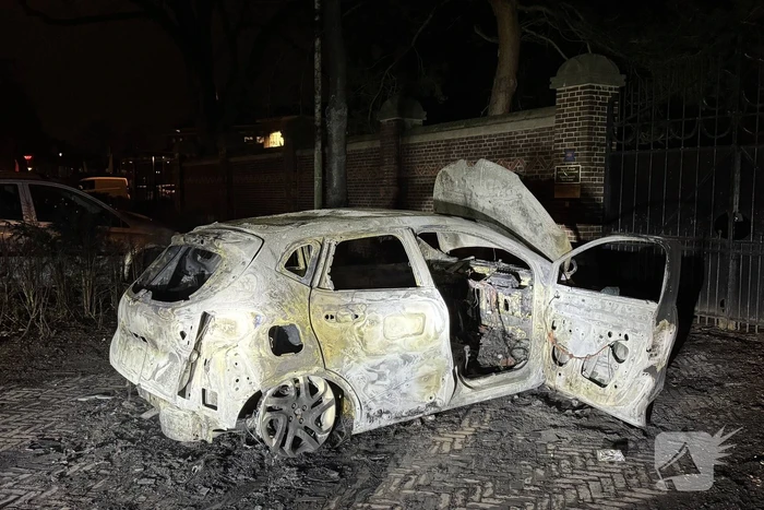 Uitgebrande auto staat al twee weken in woonwijk