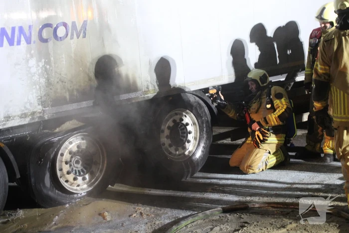 Brand aan trailer vrachtwagen onder controle