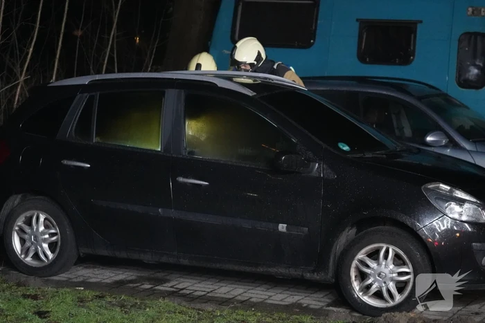 Brandstichting in auto leidt tot snelle brandweeractie