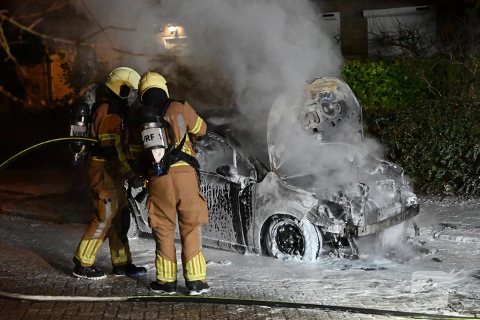 Auto in nachtelijke uren verwoest