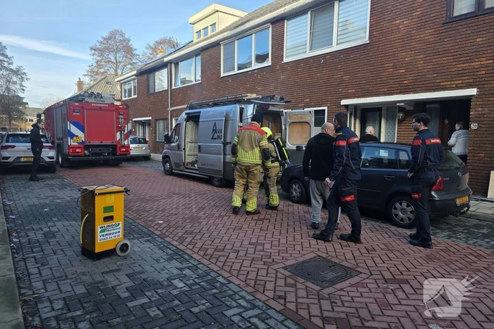 Elektrisch gereedschap in brand in bedrijfsbus
