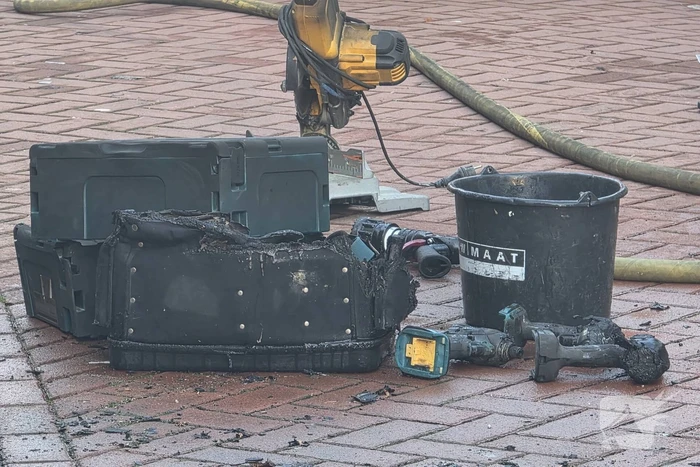 Elektrisch gereedschap in brand in bedrijfsbus