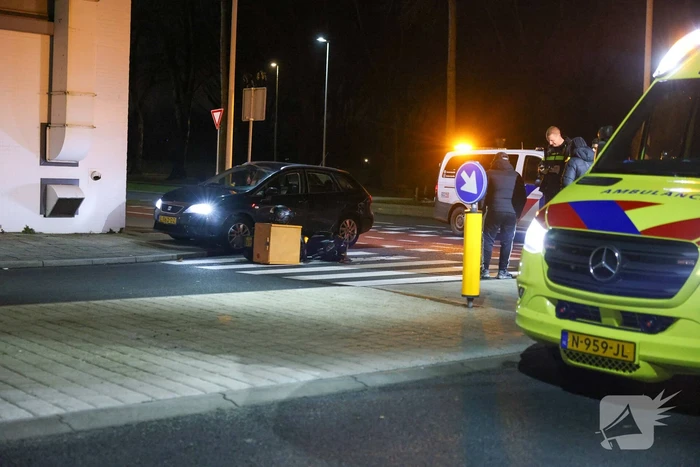 Taxi botst met thuisbezorger op fietspad