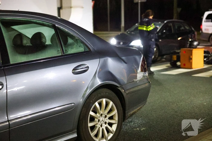 Taxi botst met thuisbezorger op fietspad