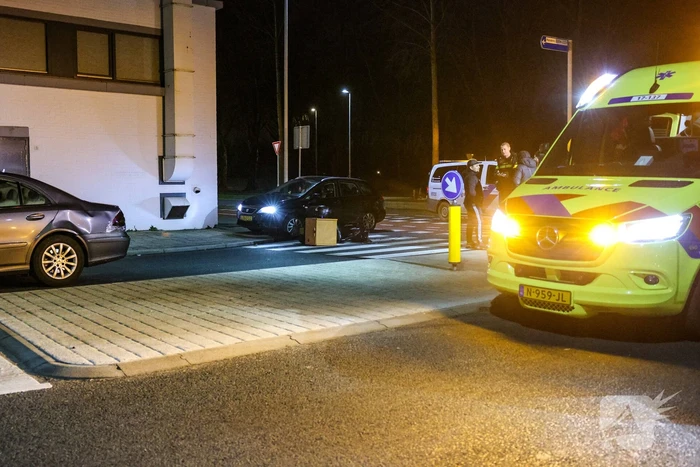 Taxi botst met thuisbezorger op fietspad