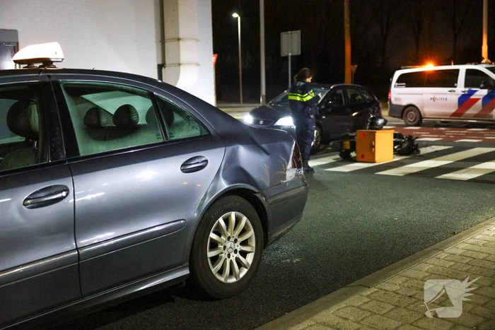 Taxi botst met thuisbezorger op fietspad