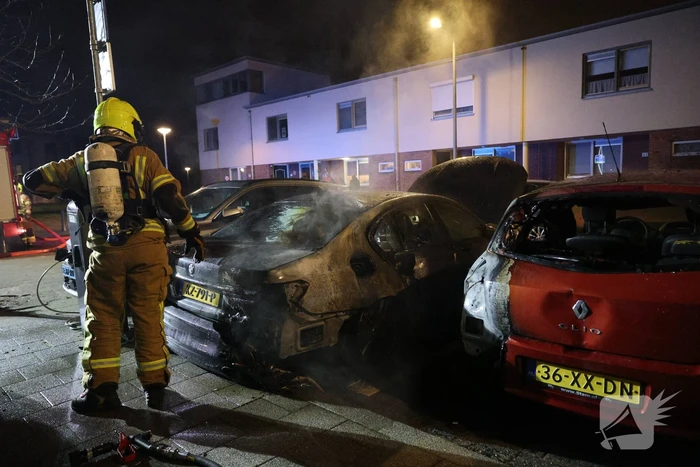 Brandstichting leidt tot felle autobrand