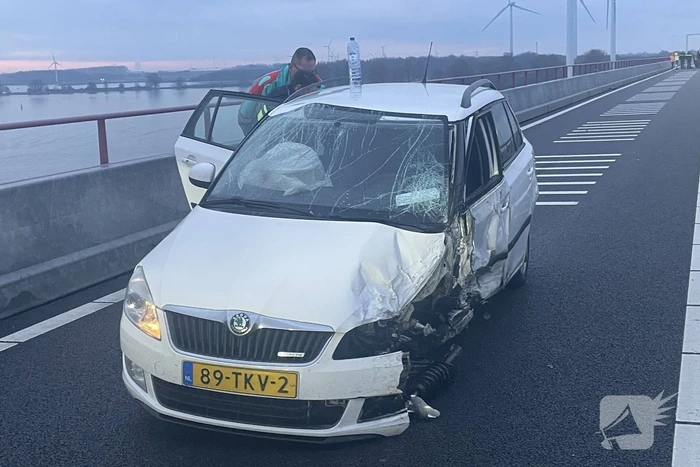 Frontale botsing op parallelbaan zorgt voor ravage