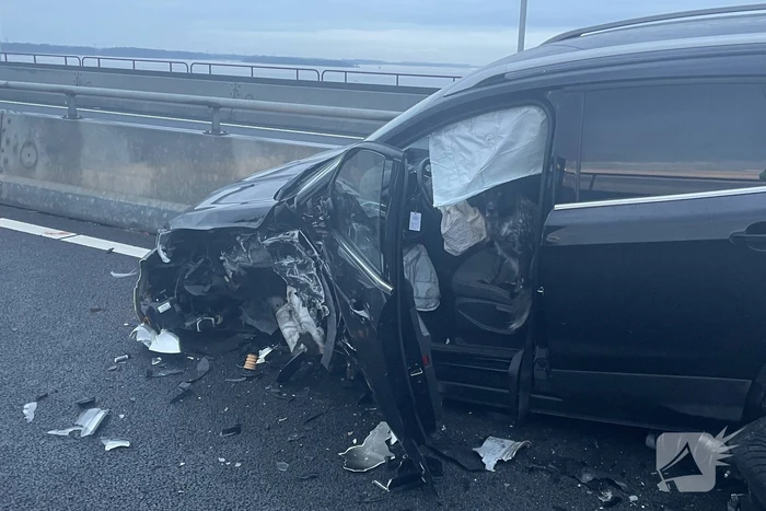Frontale botsing op parallelbaan zorgt voor ravage