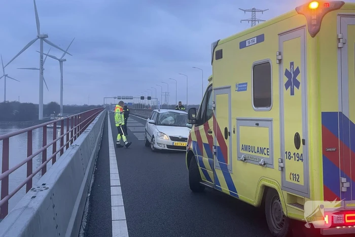Frontale botsing op parallelbaan zorgt voor ravage