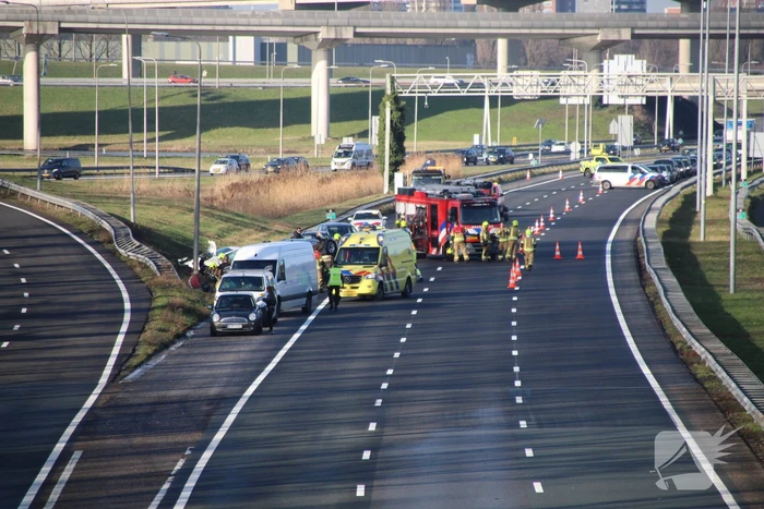 Zware aanrijding met meerdere voertuigen: auto belandt op de kop op snelweg