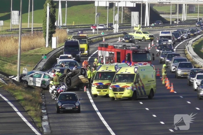 Zware aanrijding met meerdere voertuigen: auto belandt op de kop op snelweg