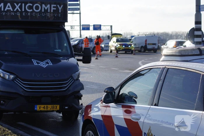 Aanrijding tussen twee voertuigen op druk kruispunt