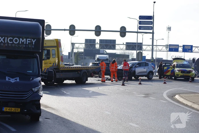 Aanrijding tussen twee voertuigen op druk kruispunt