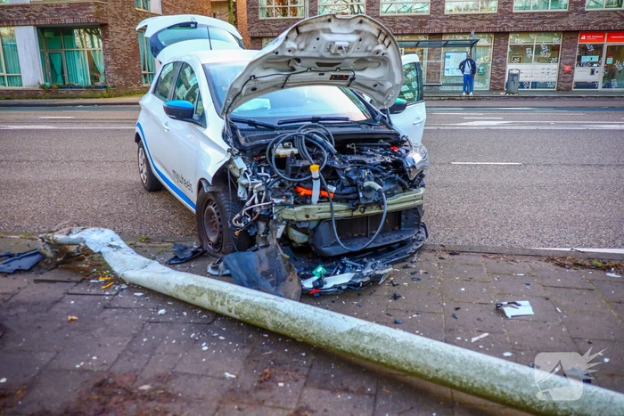 Politieauto krijgt lekke band door brokstukken na ongeval