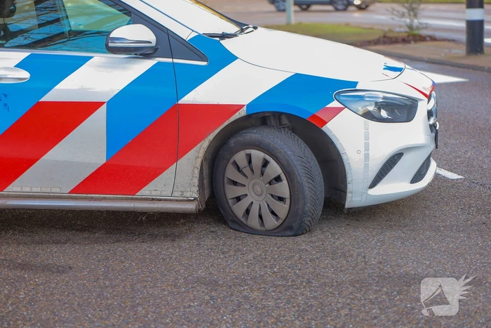 Politieauto krijgt lekke band door brokstukken na ongeval
