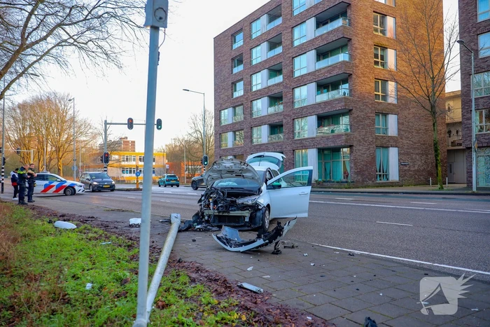 Politieauto krijgt lekke band door brokstukken na ongeval