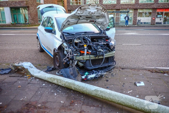 Politieauto krijgt lekke band door brokstukken na ongeval