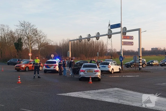 Taxi en personenauto in botsing op kruising