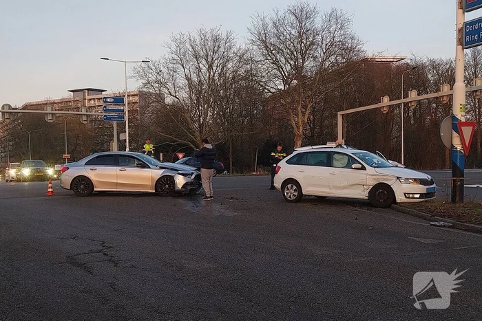 Taxi en personenauto in botsing op kruising
