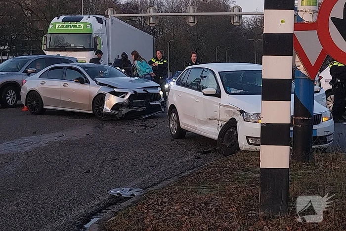 Taxi en personenauto in botsing op kruising