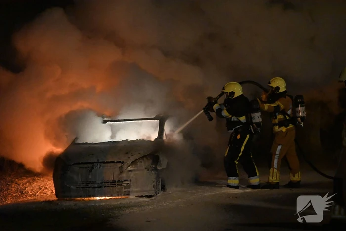 Auto in vlammen opgegaan