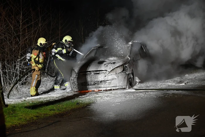 Auto in vlammen opgegaan
