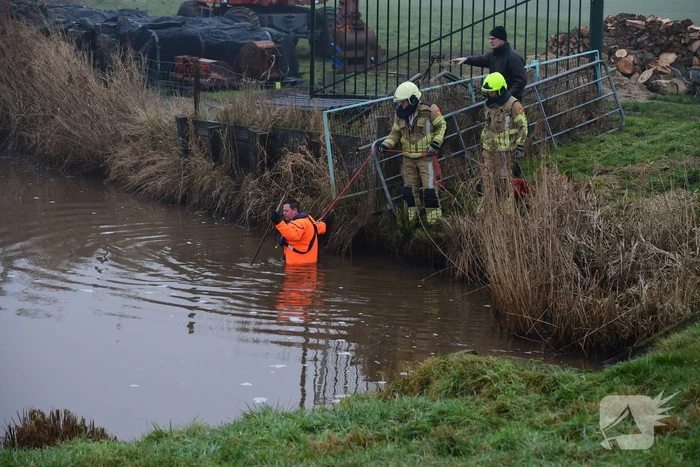 Auto met vier inzittenden belandt in het water