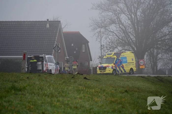 Auto met vier inzittenden belandt in het water