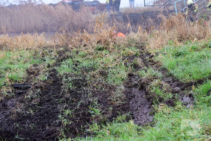 Auto met vier inzittenden belandt in het water