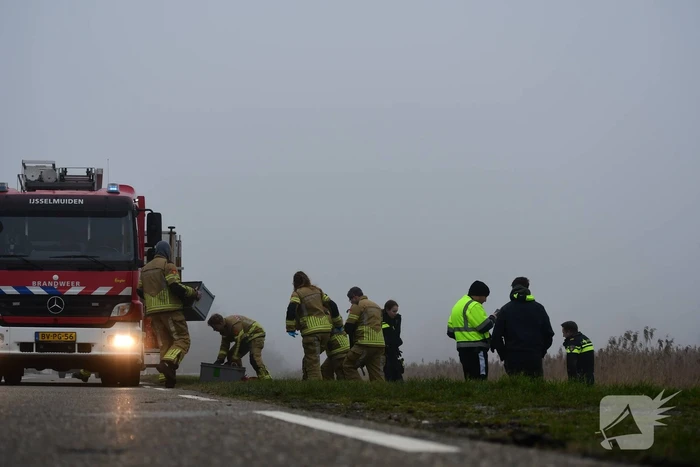 Auto met vier inzittenden belandt in het water