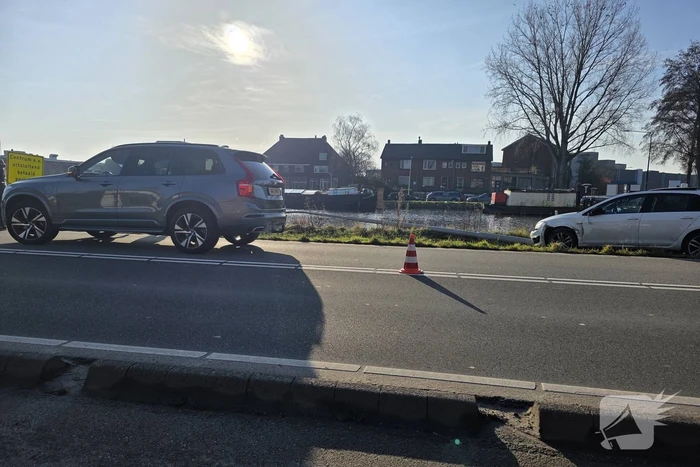 Lantaarnpaal omver na botsing