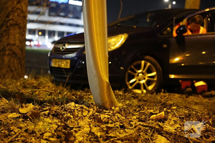 Bestuurder onwel na aanrijding met lantaarnpaal en boom