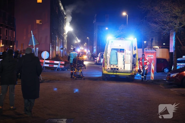 Brandweer schaalt op bij uitslaande woningbrand