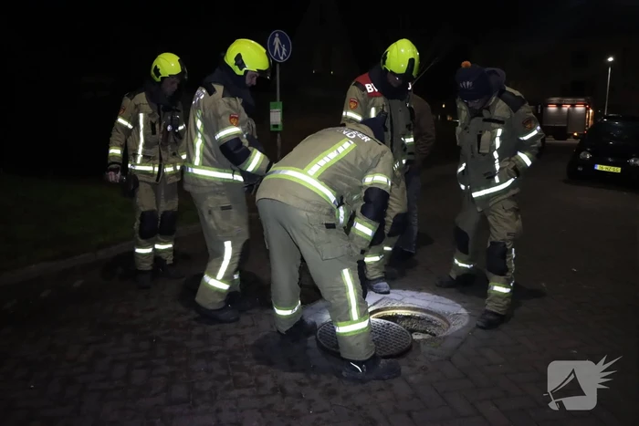 Brandweer onderzoekt chemische lucht in woningen