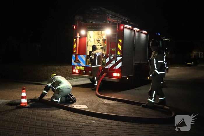Brandweer onderzoekt chemische lucht in woningen