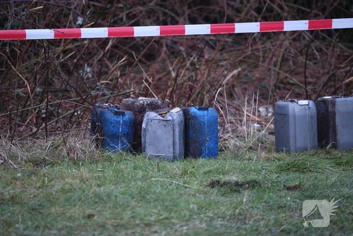 Tientallen vaten ontdekt in bosschages
