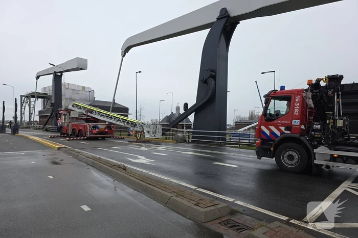 Brandweer redt slachtoffer uit voertuig