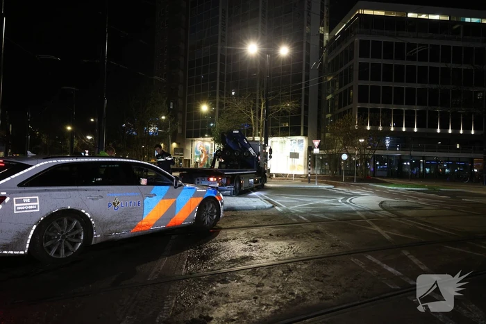 Snelle Audi strandt opnieuw in de modder: déjà vu voor hulpdiensten