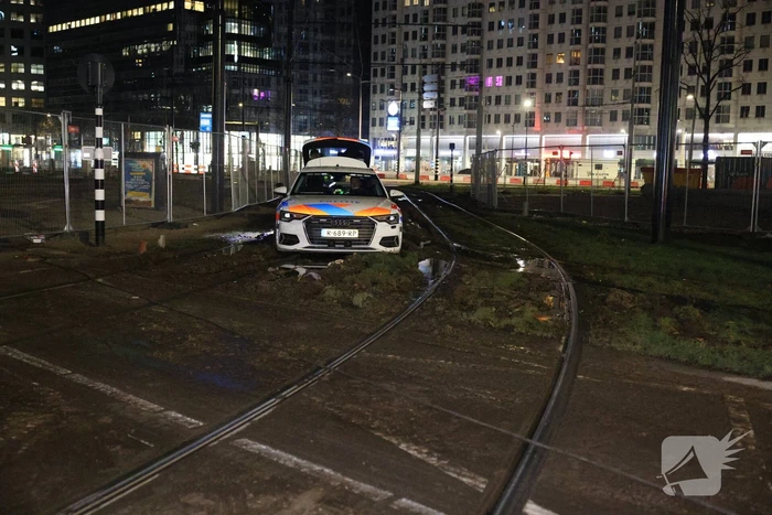 Snelle Audi strandt opnieuw in de modder: déjà vu voor hulpdiensten