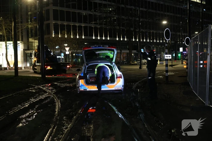 Snelle Audi strandt opnieuw in de modder: déjà vu voor hulpdiensten
