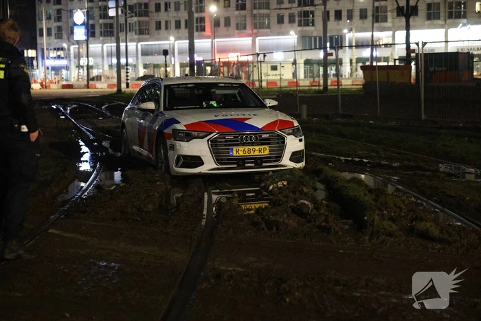 Snelle Audi strandt opnieuw in de modder: déjà vu voor hulpdiensten