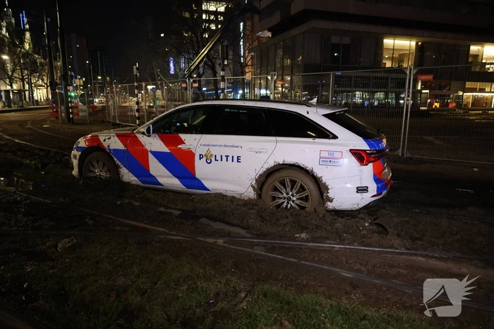 Snelle Audi strandt opnieuw in de modder: déjà vu voor hulpdiensten