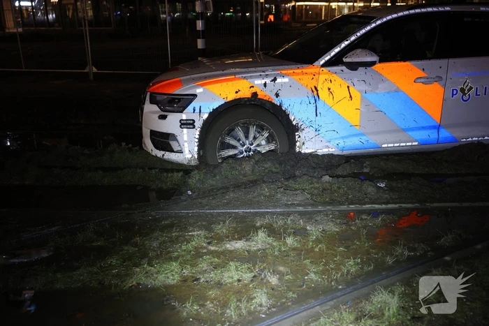 Snelle Audi strandt opnieuw in de modder: déjà vu voor hulpdiensten