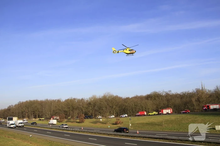 Vrachtwagenchauffeur ernstig gewond bij kanteling