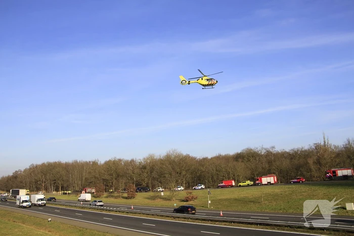 Vrachtwagenchauffeur ernstig gewond bij kanteling