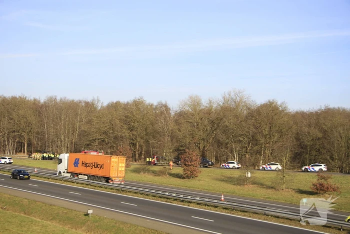 Vrachtwagenchauffeur ernstig gewond bij kanteling